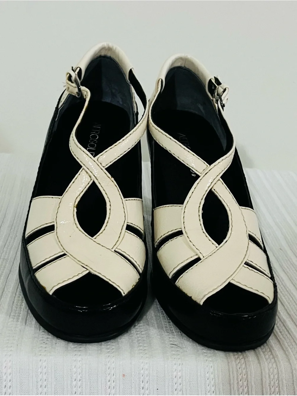 Vintage AEROSOLES Two-Tone Black & Off-White Women’s Peep-toeHeeled Sandals-9M